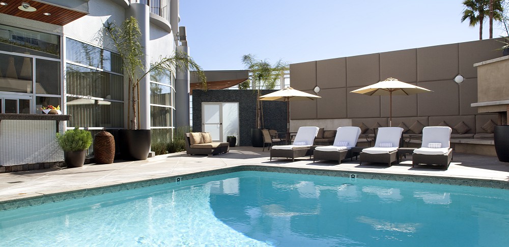 ホテル アンジェレノ Pool with four chairs